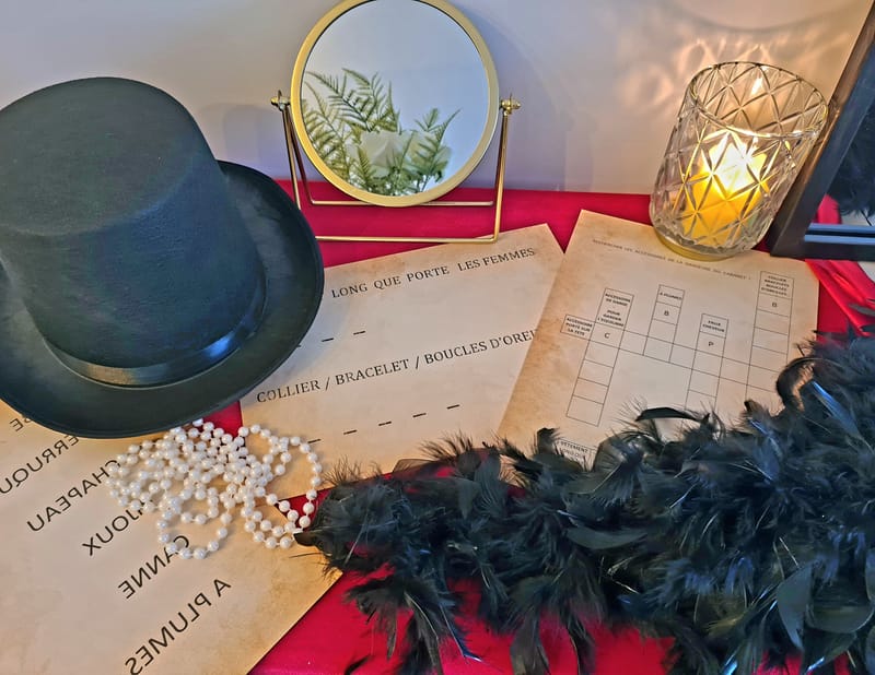 Chapeau haut-de-forme, lettres manuscrites et bougie sur la table de jeu