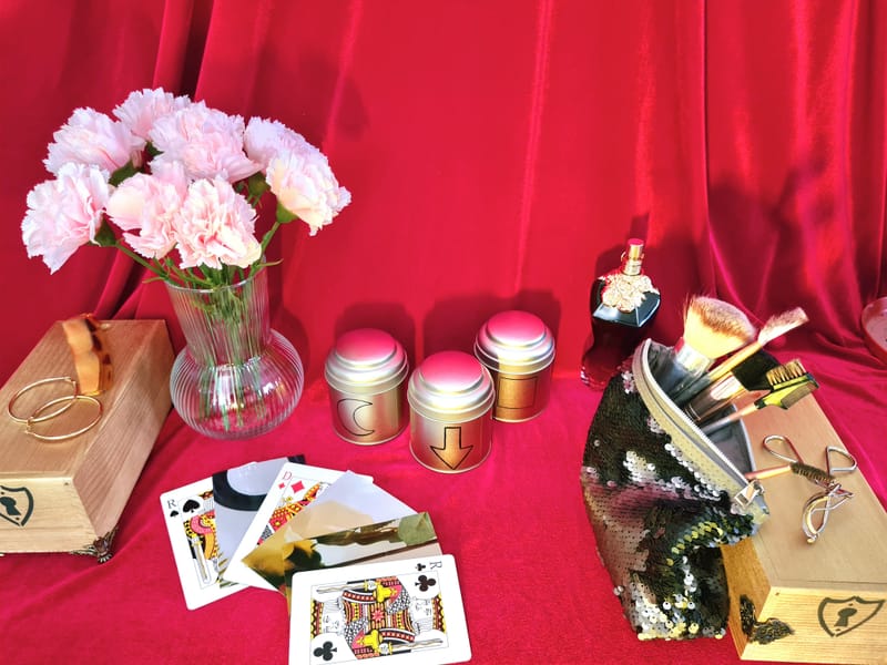 La loge d’artistes reconstituée : fleurs, bougies et cartes sur fond rouge