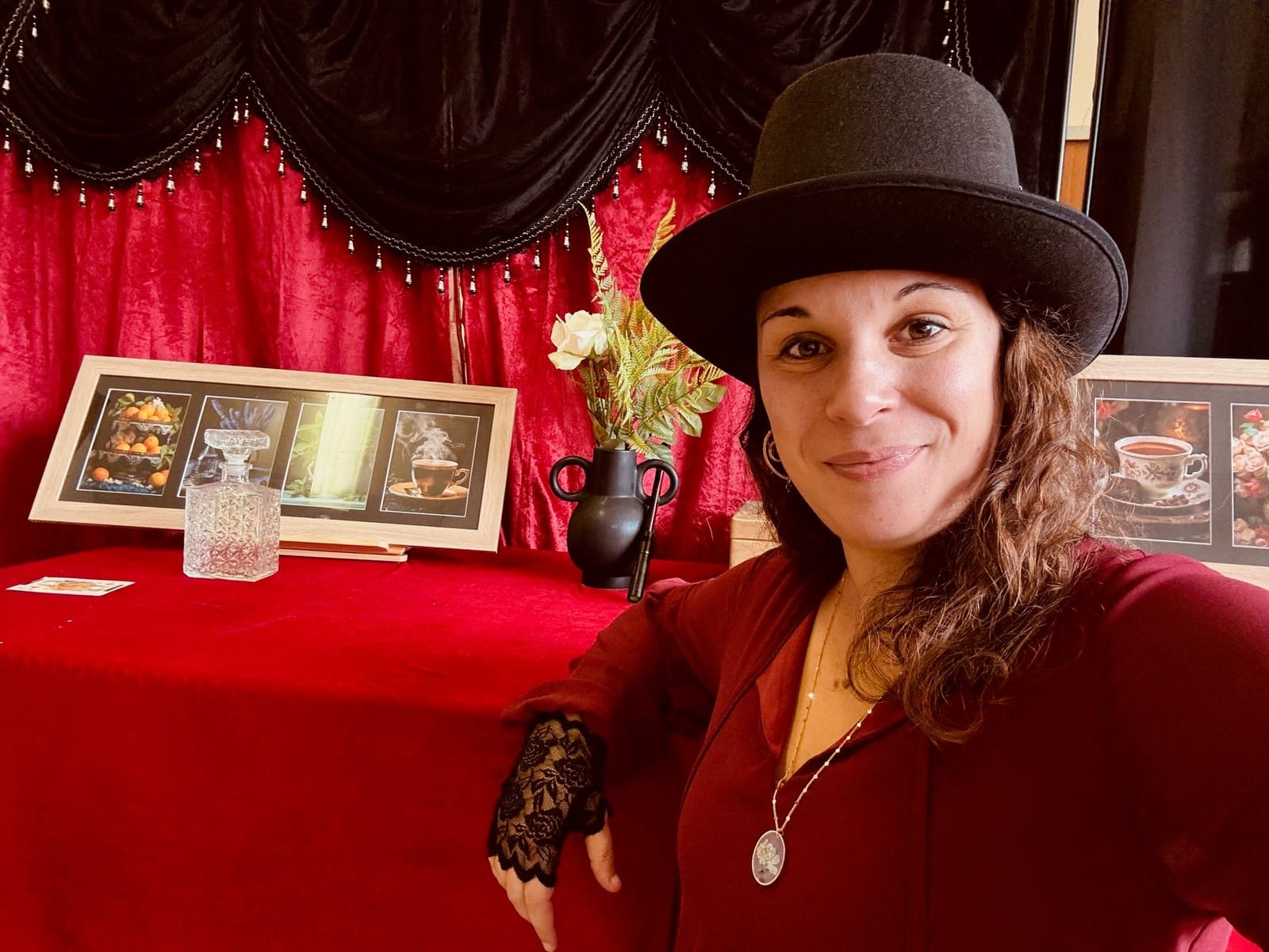 Madame Cristal, chapeau haut-de-forme, devant le décor du cabaret