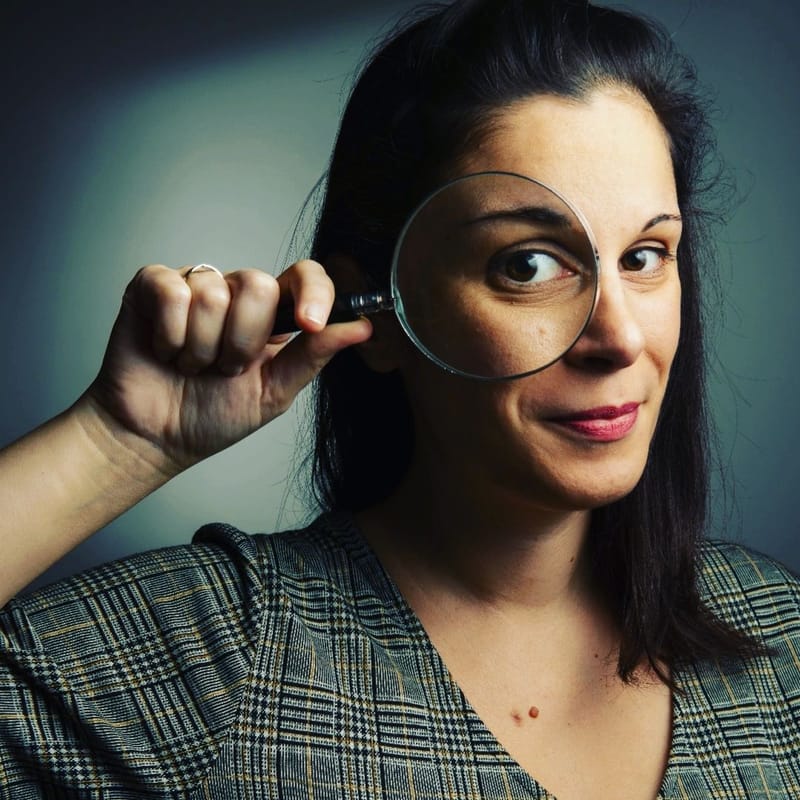 Portrait de la fondatrice de RééduKeys, une loupe devant l’œil